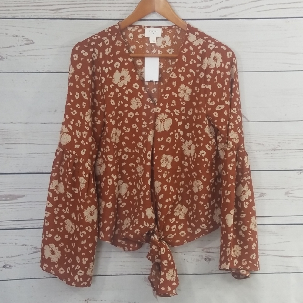 😊NWT😊Everly Tie Front Top Size Small